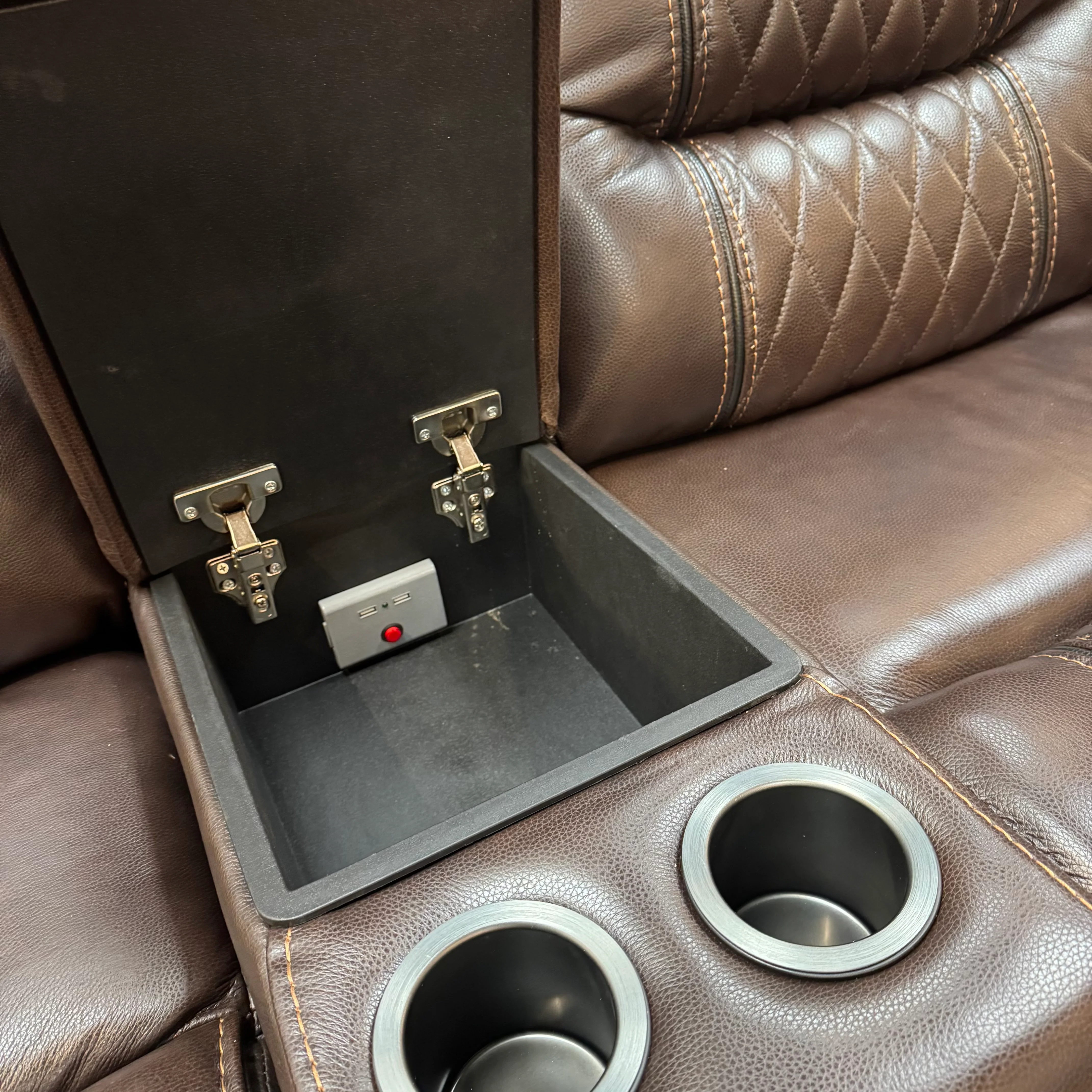 Maverick Leather Loveseat - Image 4
